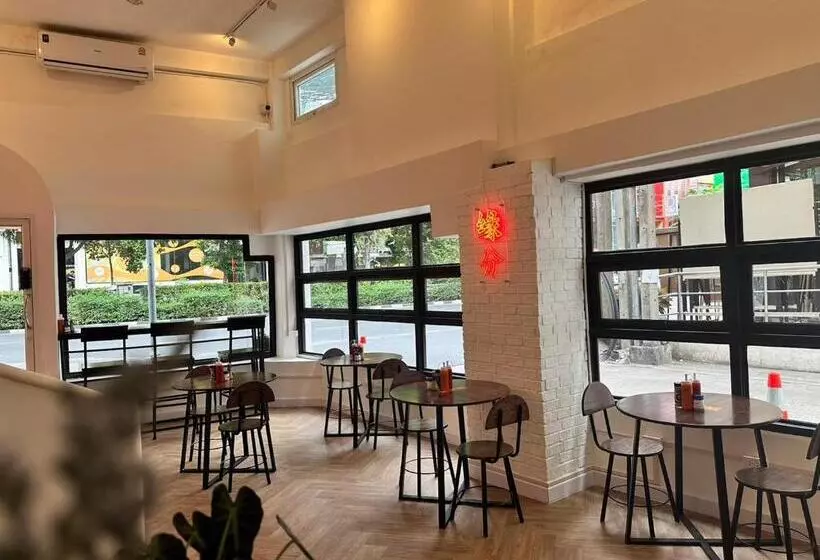 هاستل The White Den Sukhumvit 44