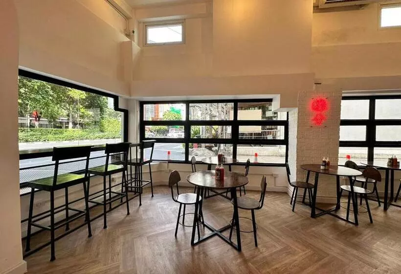 هاستل The White Den Sukhumvit 44