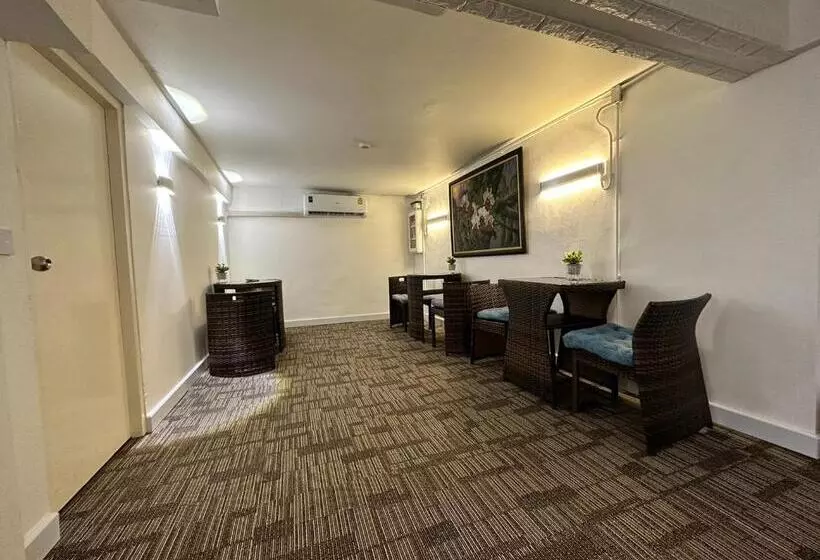 هاستل The White Den Sukhumvit 44