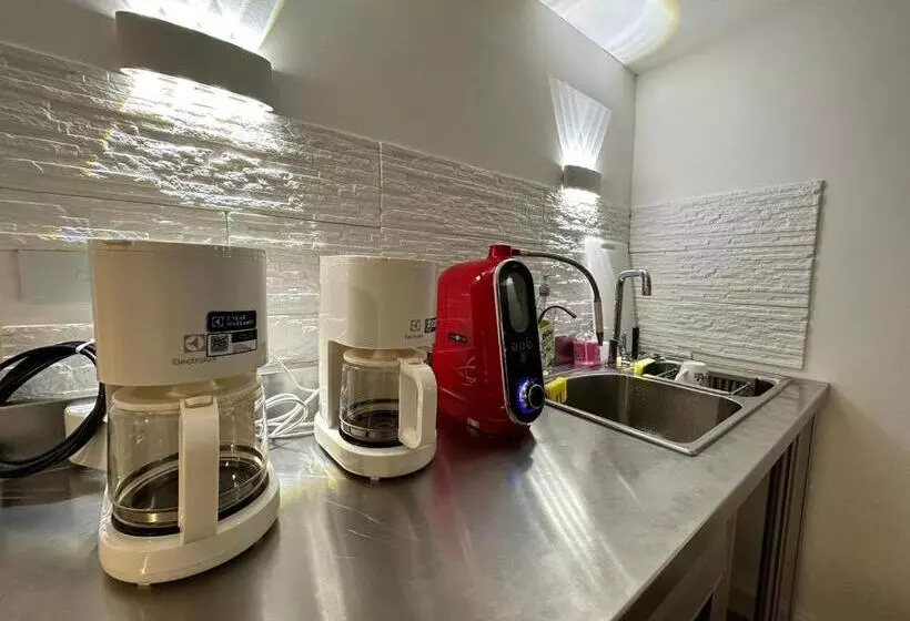 هاستل The White Den Sukhumvit 44