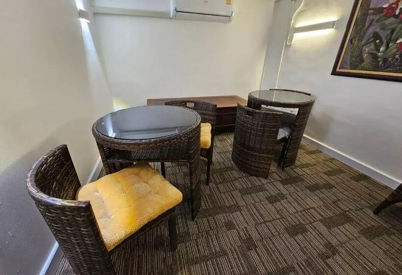 هاستل The White Den Sukhumvit 44