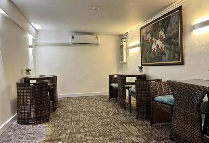 هاستل The White Den Sukhumvit 44