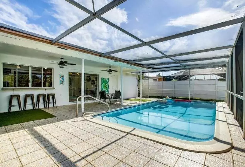 Aamiaismajoitus (B&B) Serenity Spot Cozy Home W Pool & Nature Views!