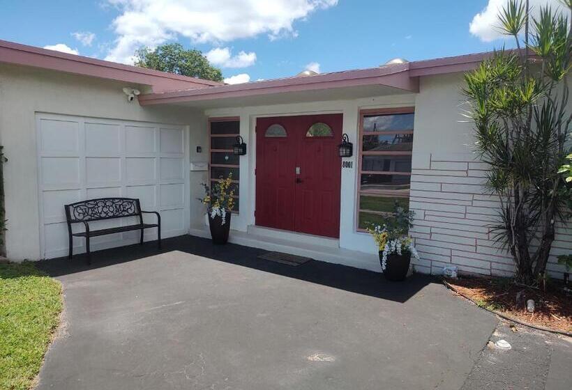 ベッドアンドブレックファースト Serenity Spot Cozy Home W Pool & Nature Views!