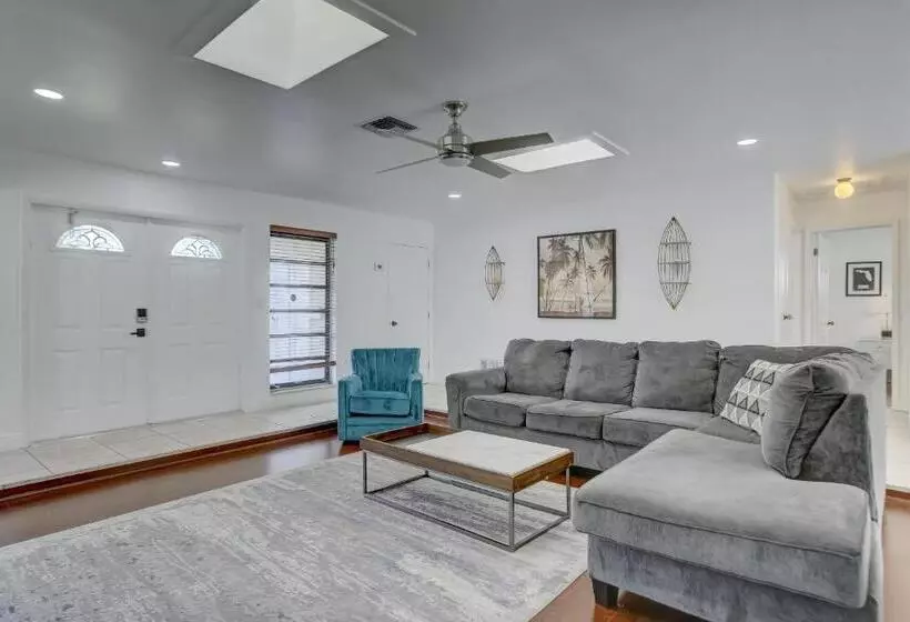 Aamiaismajoitus (B&B) Serenity Spot Cozy Home W Pool & Nature Views!