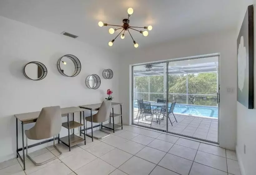 Aamiaismajoitus (B&B) Serenity Spot Cozy Home W Pool & Nature Views!