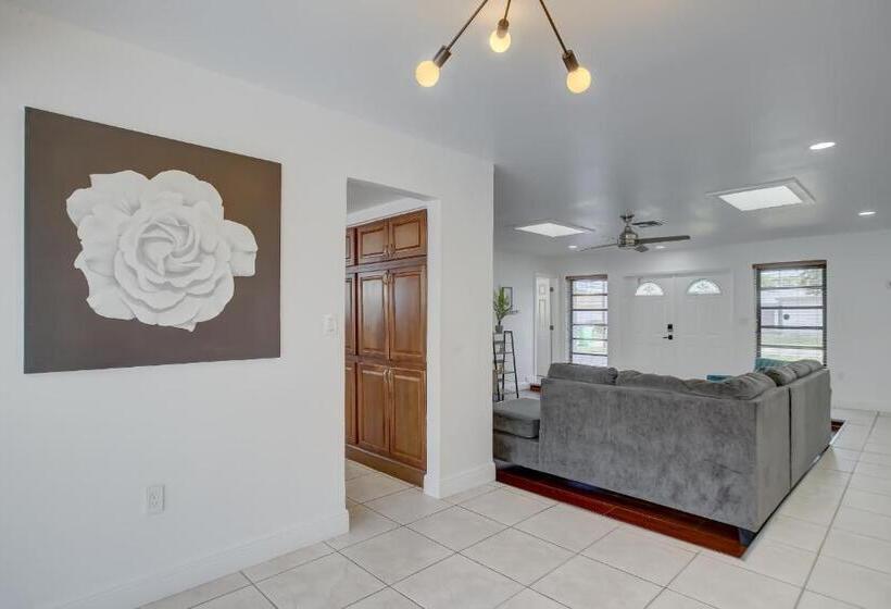 ベッドアンドブレックファースト Serenity Spot Cozy Home W Pool & Nature Views!