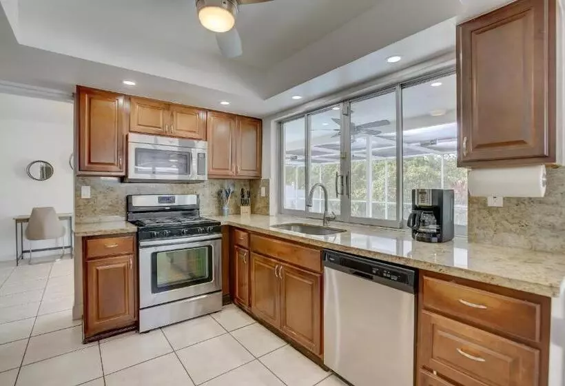 Aamiaismajoitus (B&B) Serenity Spot Cozy Home W Pool & Nature Views!