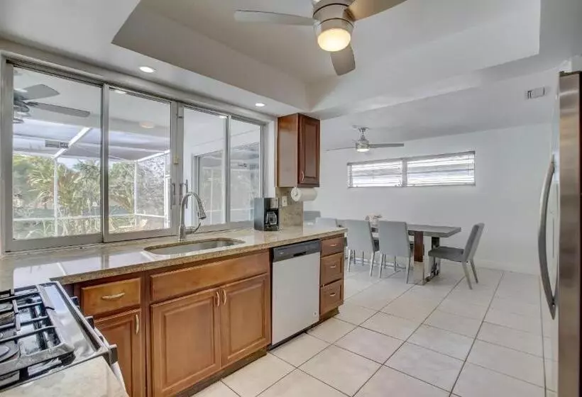 Aamiaismajoitus (B&B) Serenity Spot Cozy Home W Pool & Nature Views!