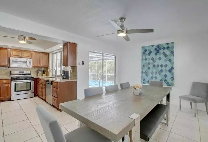 Aamiaismajoitus (B&B) Serenity Spot Cozy Home W Pool & Nature Views!