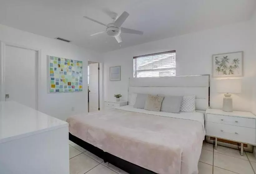 Aamiaismajoitus (B&B) Serenity Spot Cozy Home W Pool & Nature Views!