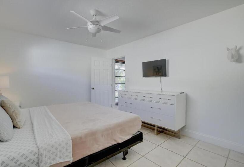 ベッドアンドブレックファースト Serenity Spot Cozy Home W Pool & Nature Views!