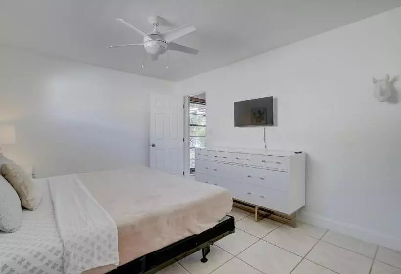 Aamiaismajoitus (B&B) Serenity Spot Cozy Home W Pool & Nature Views!