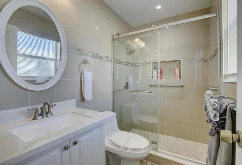 ベッドアンドブレックファースト Serenity Spot Cozy Home W Pool & Nature Views!