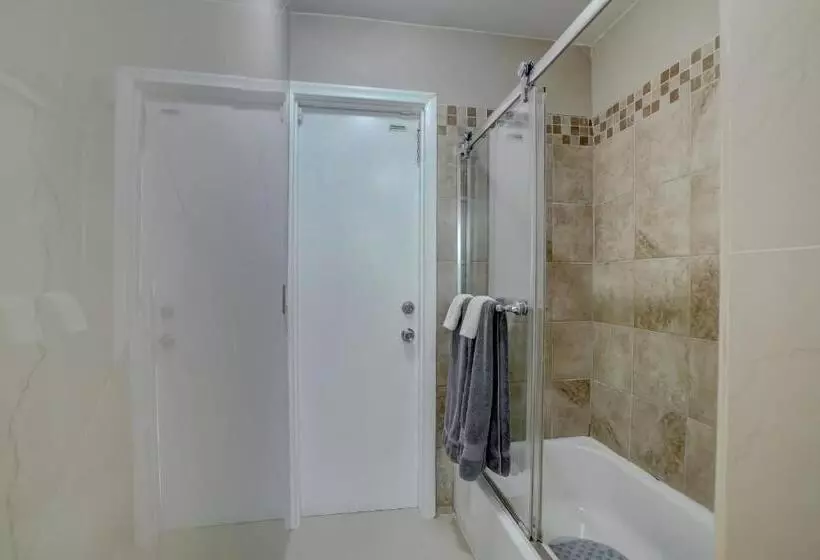 Aamiaismajoitus (B&B) Serenity Spot Cozy Home W Pool & Nature Views!