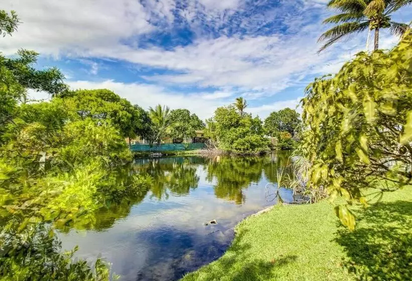 Aamiaismajoitus (B&B) Serenity Spot Cozy Home W Pool & Nature Views!