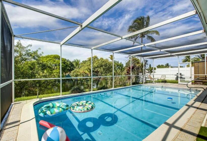 ベッドアンドブレックファースト Serenity Spot Cozy Home W Pool & Nature Views!