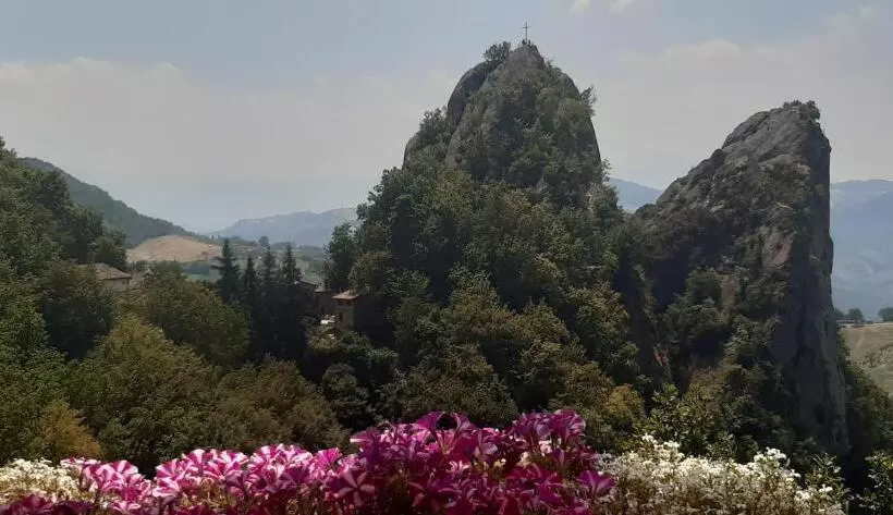 ペンション Borgo Dei Sassi Di Roccamalatina   Room And Breakfast