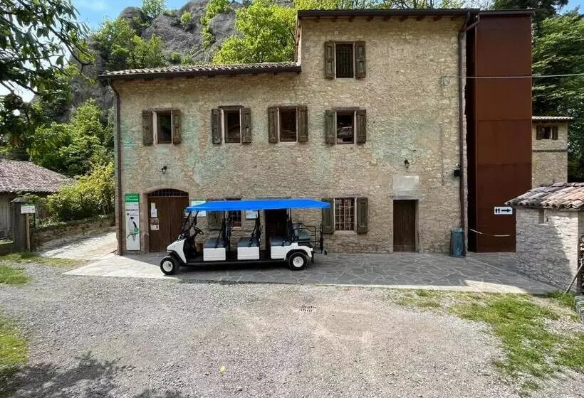 ペンション Borgo Dei Sassi Di Roccamalatina   Room And Breakfast