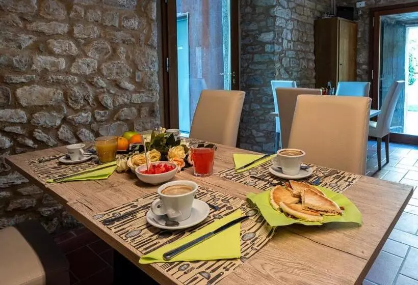 ペンション Borgo Dei Sassi Di Roccamalatina   Room And Breakfast