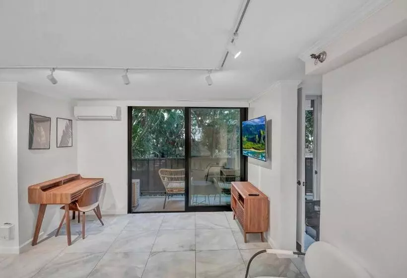 Spacious Design Studio 3 Mins From The Beach