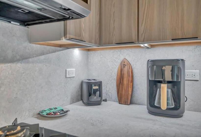 Spacious Design Studio 3 Mins From The Beach