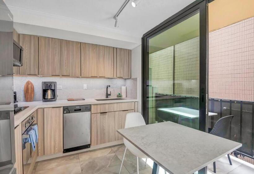 Spacious Design Studio 3 Mins From The Beach