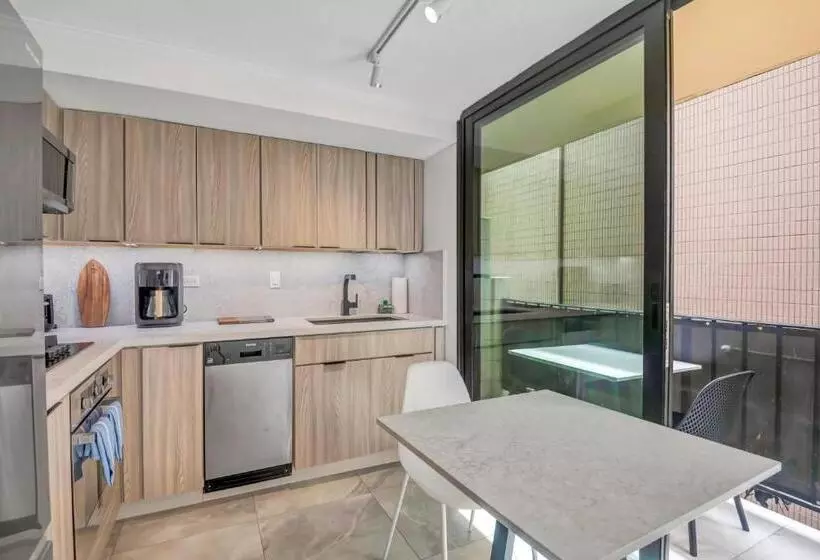 Spacious Design Studio 3 Mins From The Beach