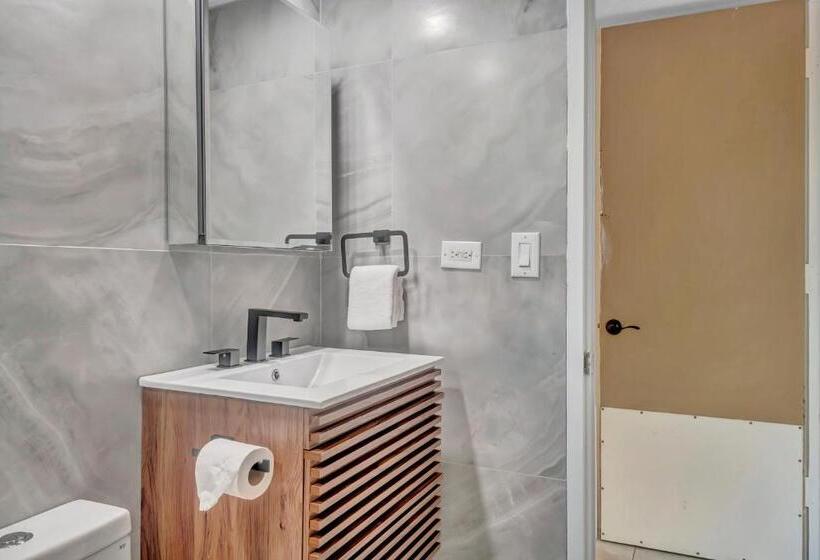 Spacious Design Studio 3 Mins From The Beach