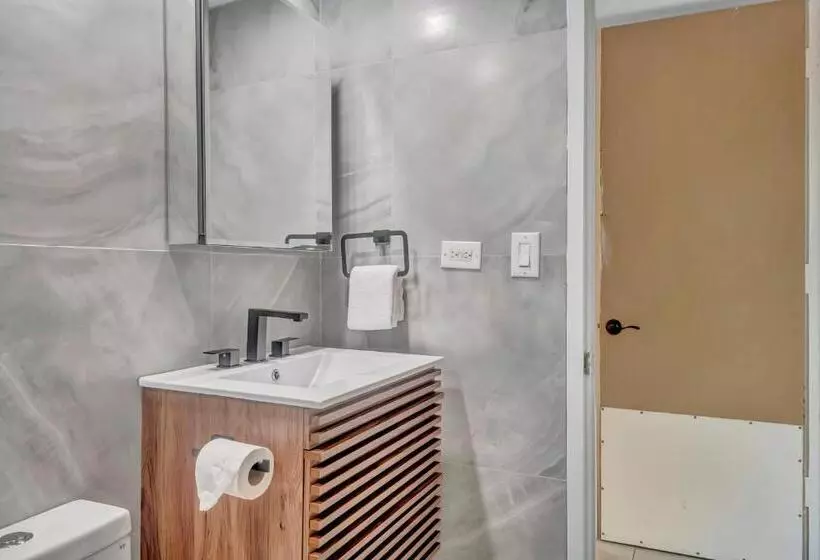 Spacious Design Studio 3 Mins From The Beach