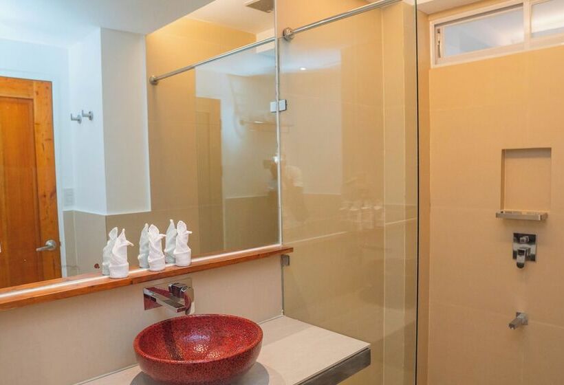 בית מלון כפרי The Paragon Boracay Suites