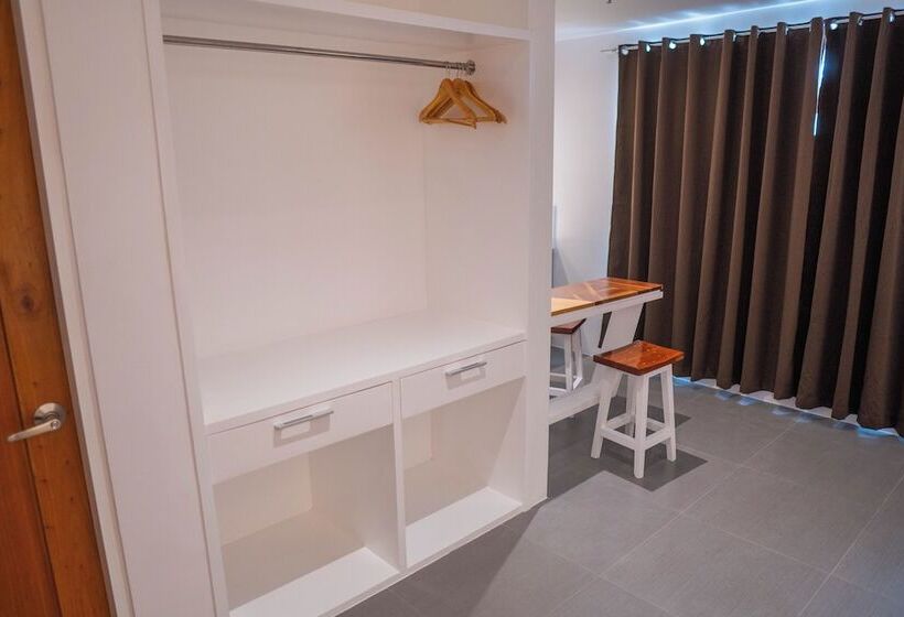 בית מלון כפרי The Paragon Boracay Suites