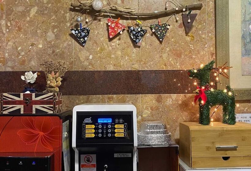 מוטל Gwangju Geumho World