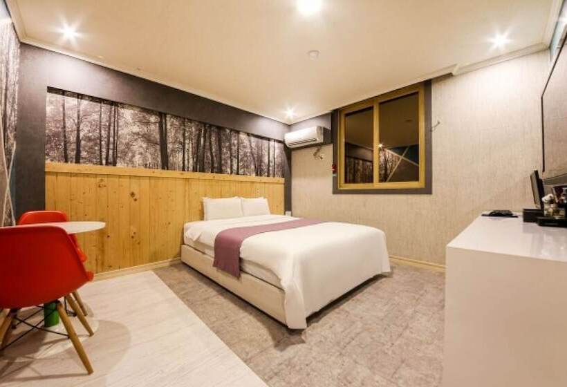 מוטל Gwangju Geumho World