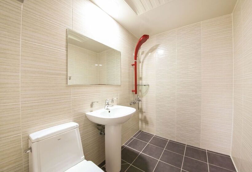 מוטל Gwangju Geumho World