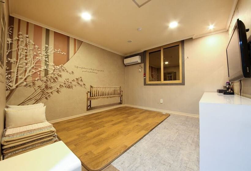 מוטל Gwangju Geumho World