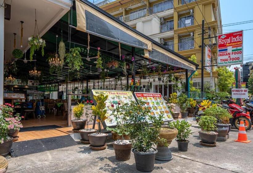 فندق Santi White House Patong