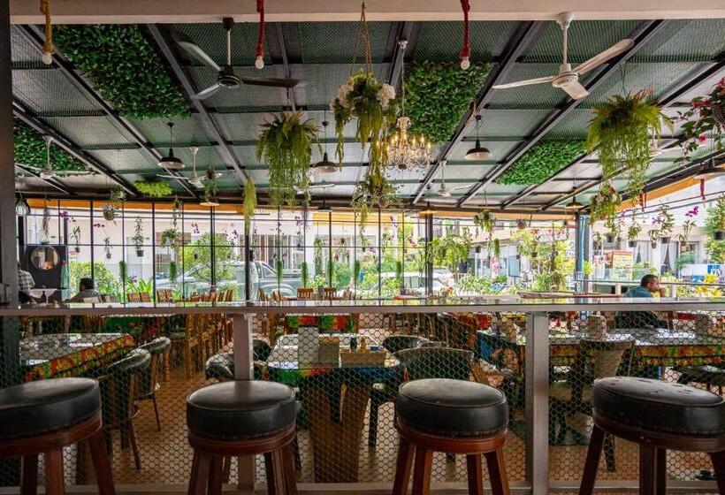 فندق Santi White House Patong