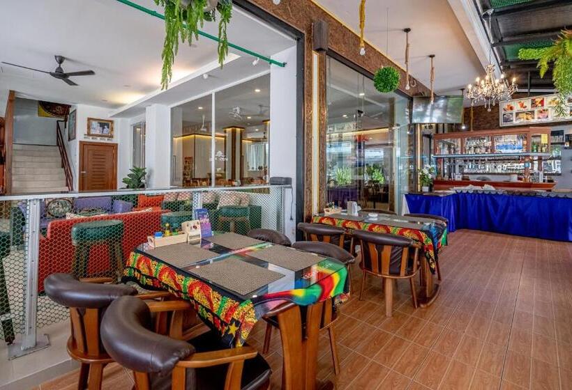 فندق Santi White House Patong