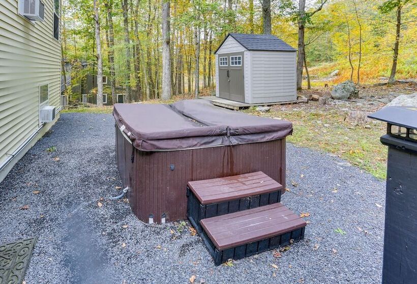 Hot Tub & Pool Access: Year Round Pocono Retreat!