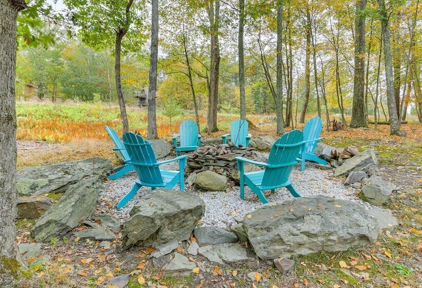 Hot Tub & Pool Access: Year Round Pocono Retreat!