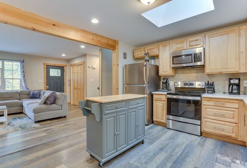 Hot Tub & Pool Access: Year Round Pocono Retreat!