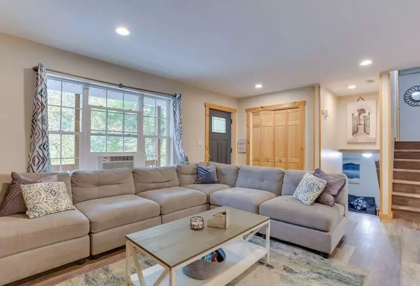 Hot Tub & Pool Access: Year Round Pocono Retreat!