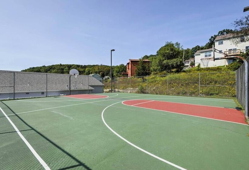 Hot Tub & Pool Access: Year Round Pocono Retreat!