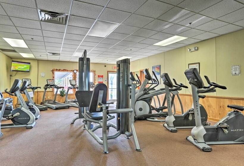 Hot Tub & Pool Access: Year Round Pocono Retreat!