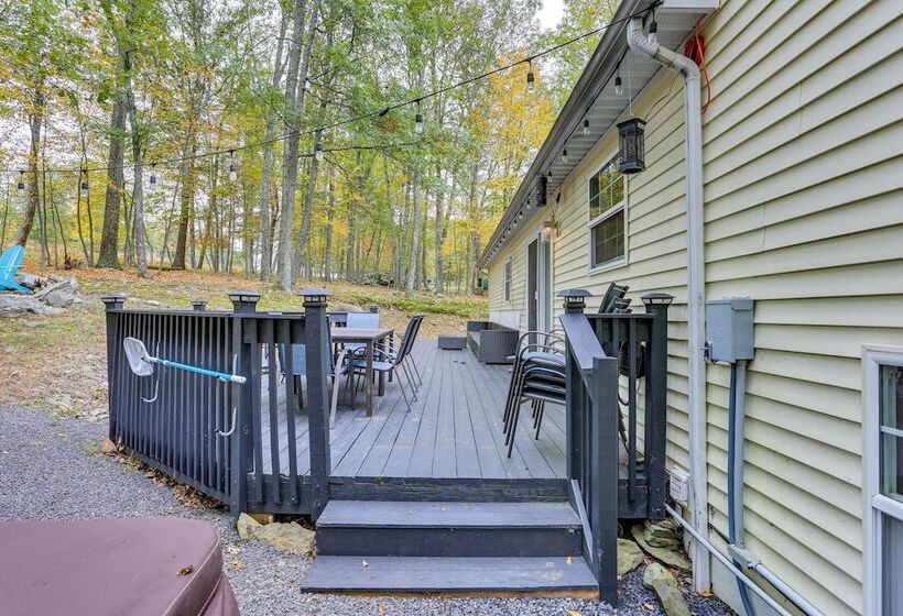 Hot Tub & Pool Access: Year Round Pocono Retreat!