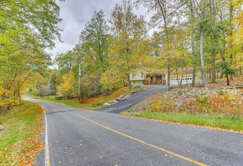 Hot Tub & Pool Access: Year Round Pocono Retreat!