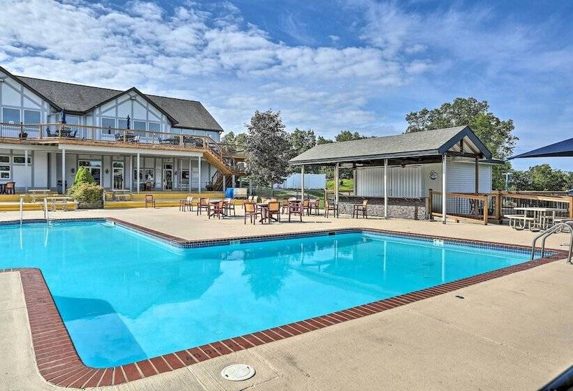 Hot Tub & Pool Access: Year Round Pocono Retreat!