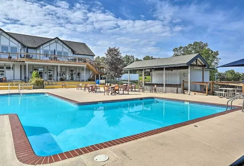Hot Tub & Pool Access: Year Round Pocono Retreat!