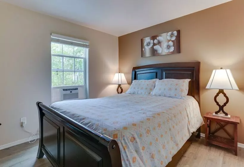 Hot Tub & Pool Access: Year Round Pocono Retreat!
